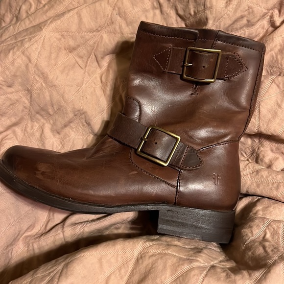Frye Veronica short boot in brown. NWOT aged leather. Size 6. - Picture 5 of 5